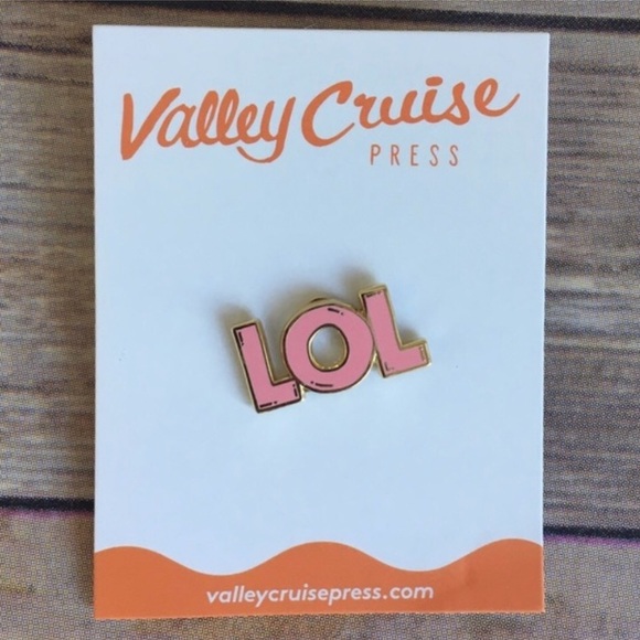 Valley Cruise : Pink LOL enamel pin NWT - Picture 2 of 2